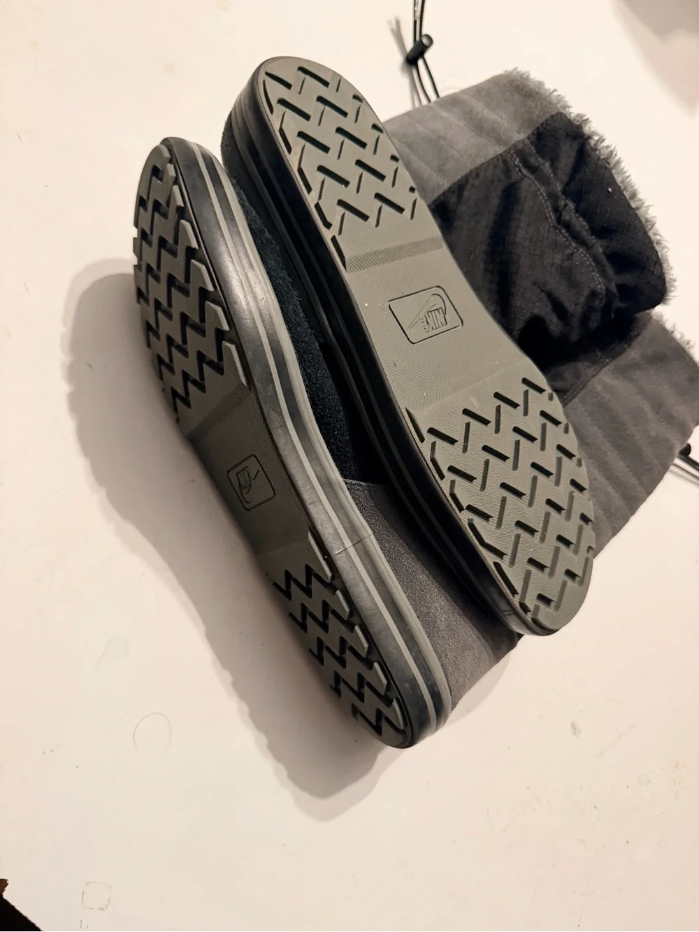 Nike Women’s 8 Facile Sherpa Lined Boots Black Gray Suede Mid Calf Winter